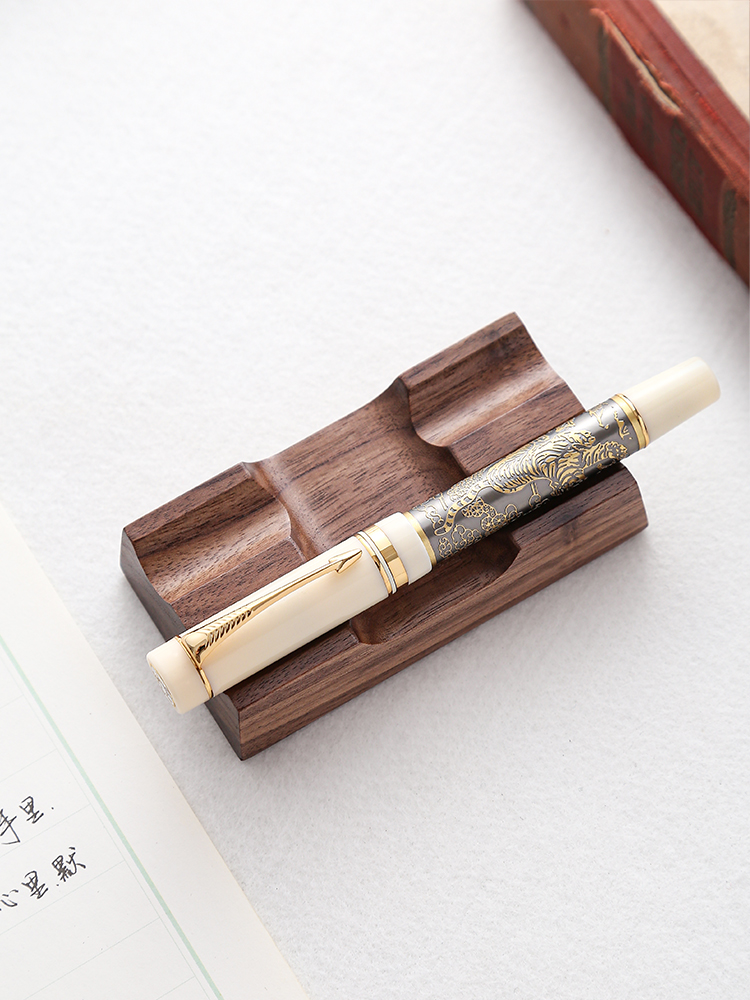 Stojak na długopisy z drewna o – Wooden Fountain Pen Desk Stand Holder recenzja i cena